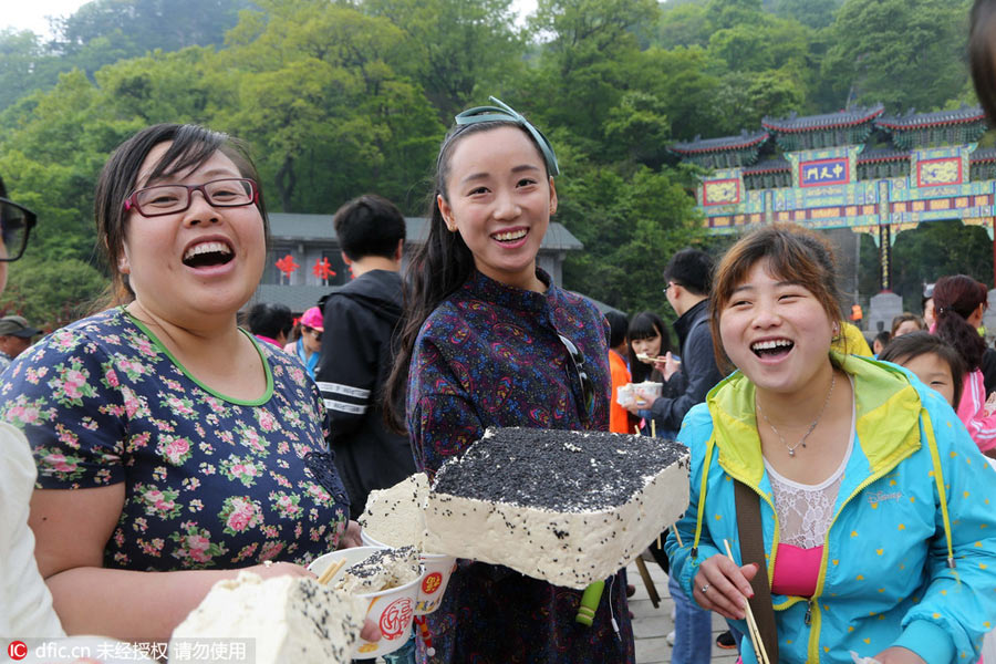 2.1-ton tofu finishes in two hours in Central China