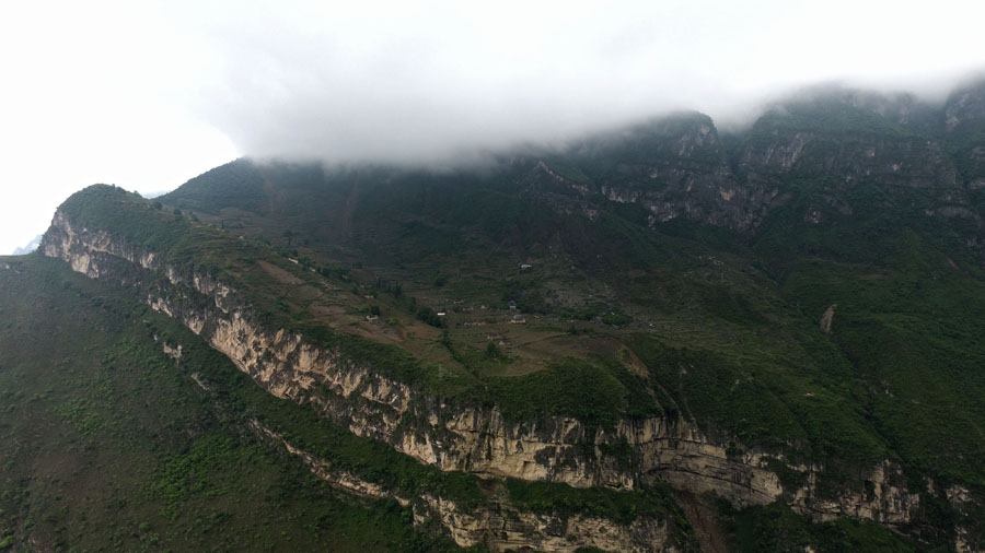 Kids climb vine ladder in 'cliff village' in Sichuan