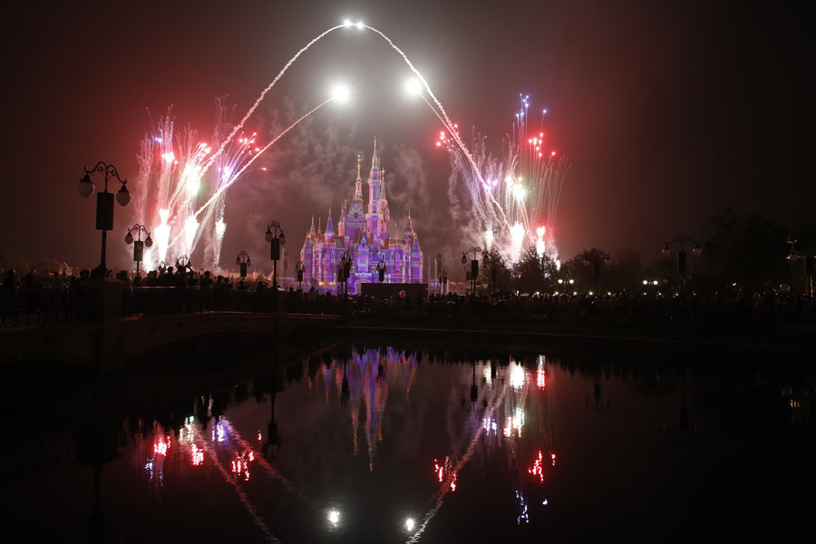 Fireworks light up Shanghai Disneyland[6]