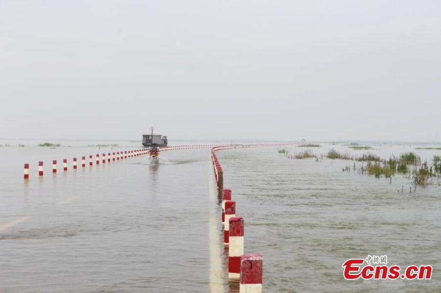 Highway submerged in Poyang Lake due to continuous rain