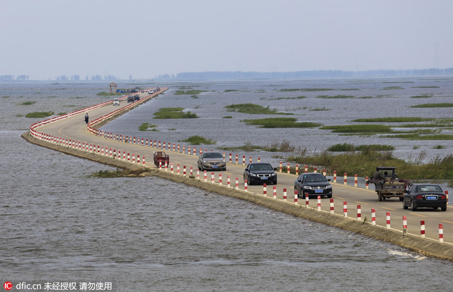 Highway submerged in Poyang Lake due to continuous rain