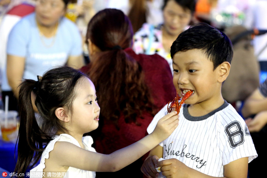 Tens of thousands flock to International Crayfish Fair in E China