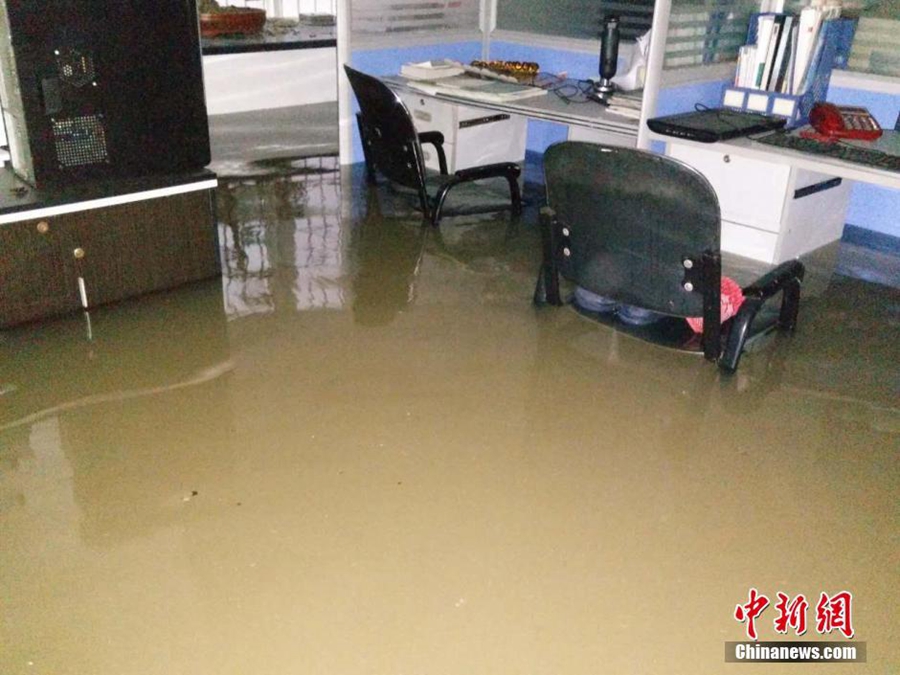 Waterlogging paralyzes Chinese metropolis on Yangtze