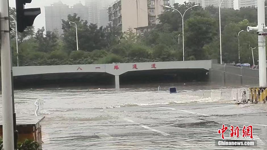 Waterlogging paralyzes Chinese metropolis on Yangtze