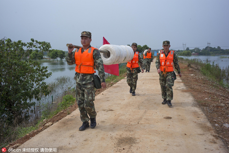 Hubei blows up dike to disperse floodwater