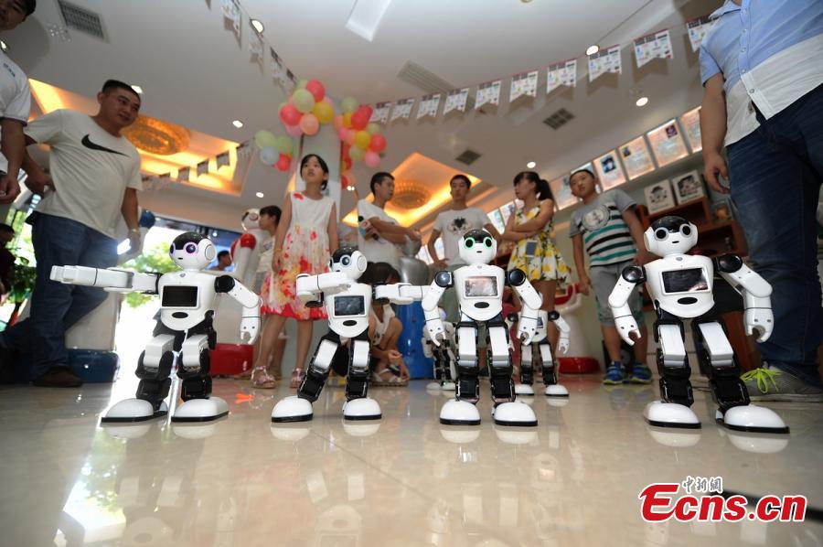 krystal Ja Tether Robot shop entertains customers in Central China[7]- Chinadaily.com.cn
