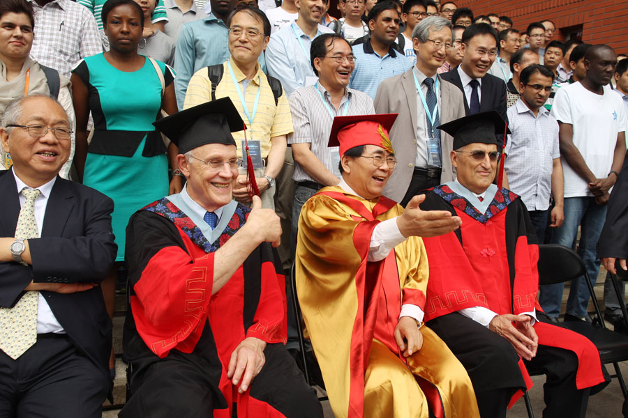 International top scientists receive honorary doctorate degrees at UCAS