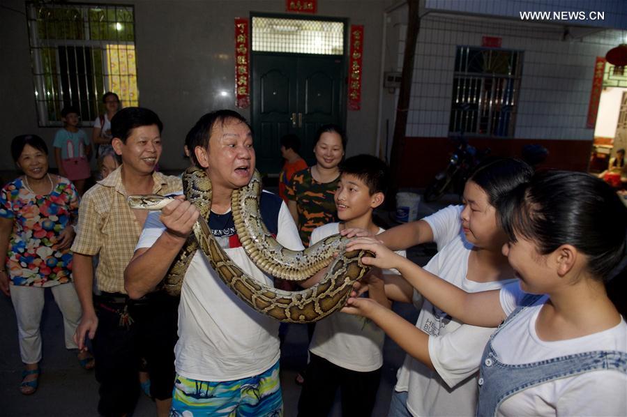 Snake worship ceremony held in SE China