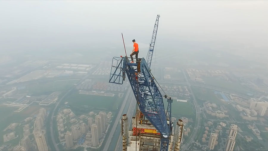 Daredevil couple scales China's tallest construction site