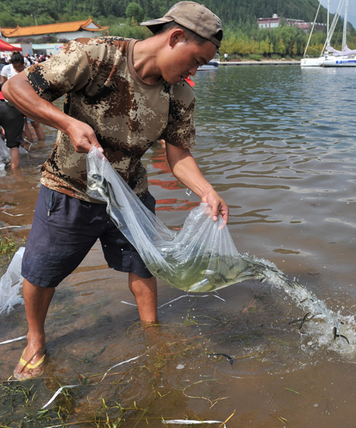 City cleans up its freshwater lake