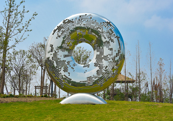 Sculptures turn Zhejiang seaside into visual feast