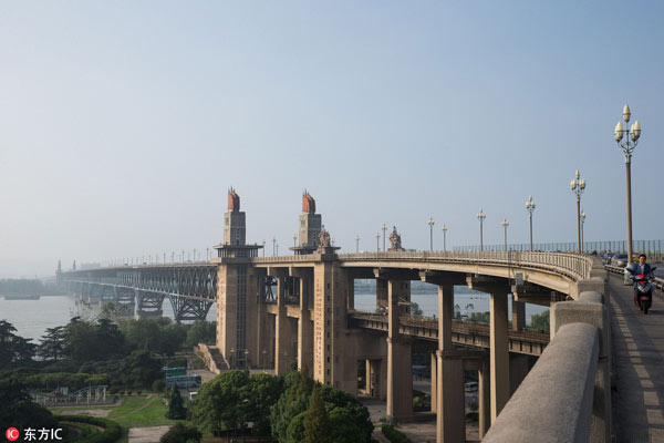 A history of bridges over the Yangtze River