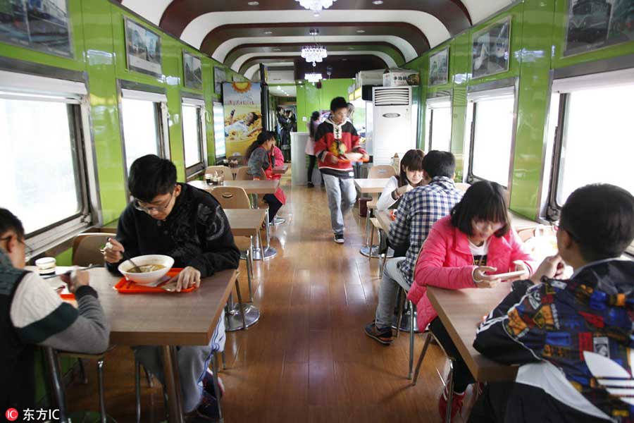 College students in E China enjoy meals in train-turned-canteen