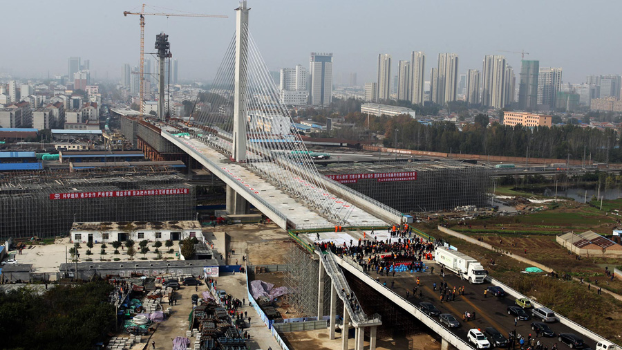 Overhead bridge rotated in E China