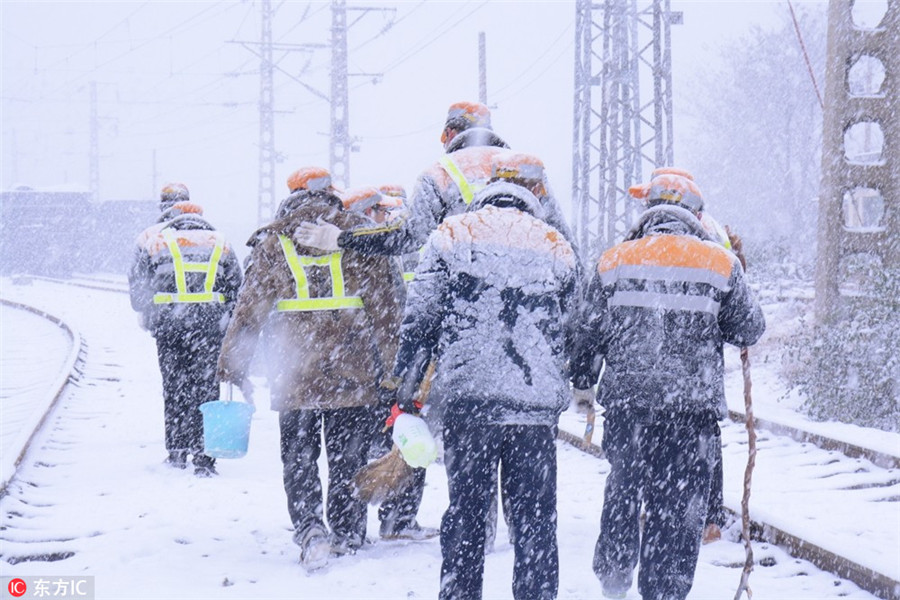 A glimpse into how workers brave freezing cold