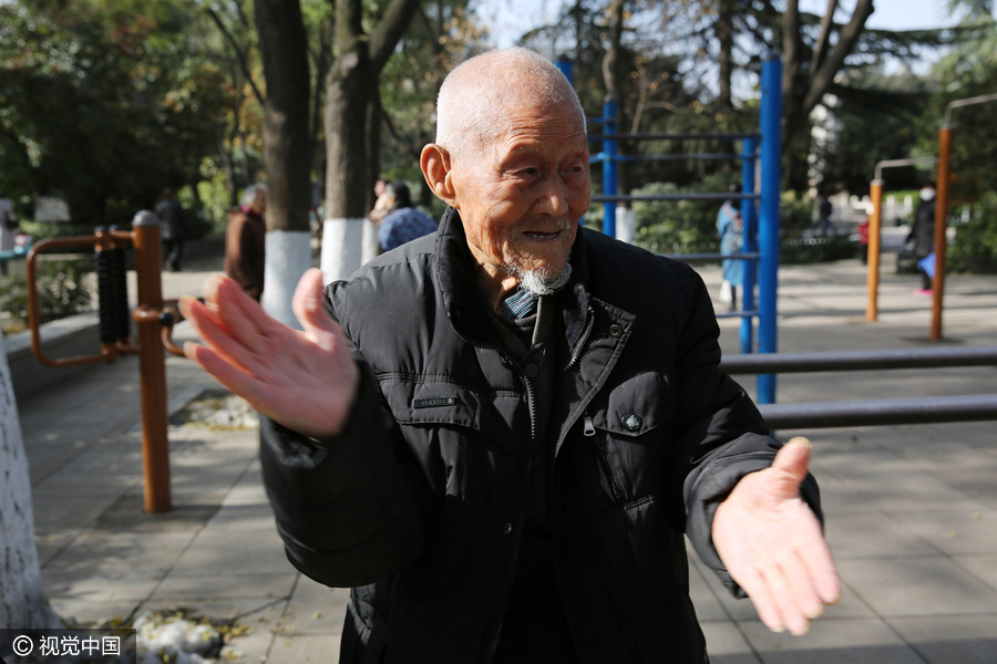 This man works. Дедуля Хе. Старик young. 101 Год мужчина старик. 101 Years old man.