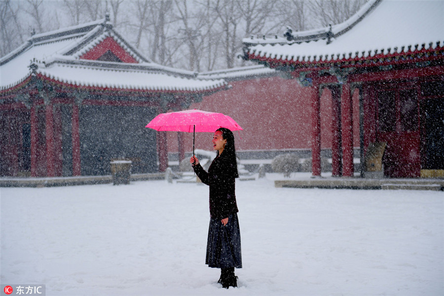 Winter brings fun, snowball fights to imperial palace