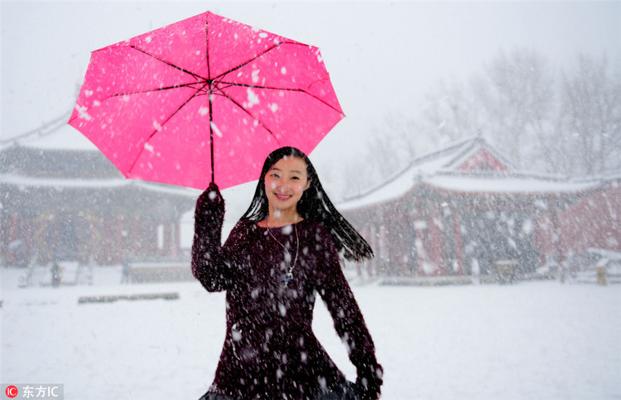 Winter brings fun, snowball fights to imperial palace