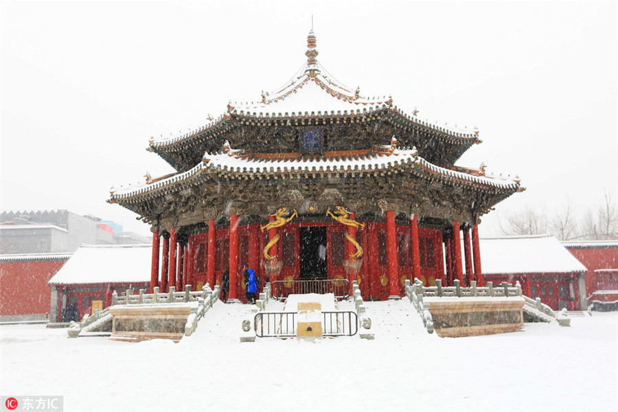 Winter brings fun, snowball fights to imperial palace