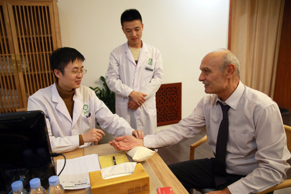 Diplomats treated with traditional Chinese medicine