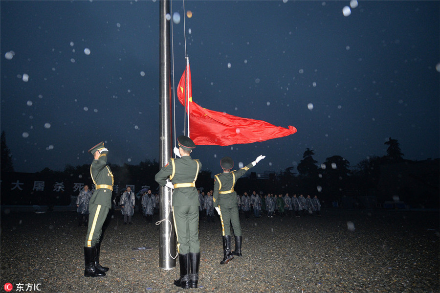 Thousands pay tribute to victims of Nanjing Massacre