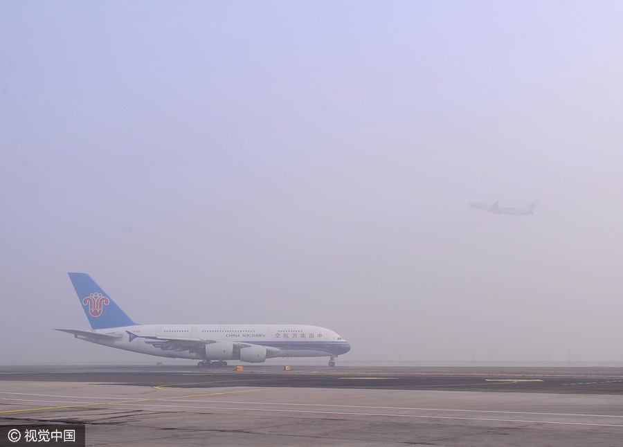 Heavy smog disrupts air traffic in North China