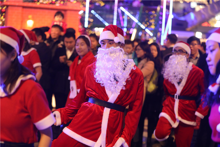 Flash dance, choir bring Christmas spirit to Beijing