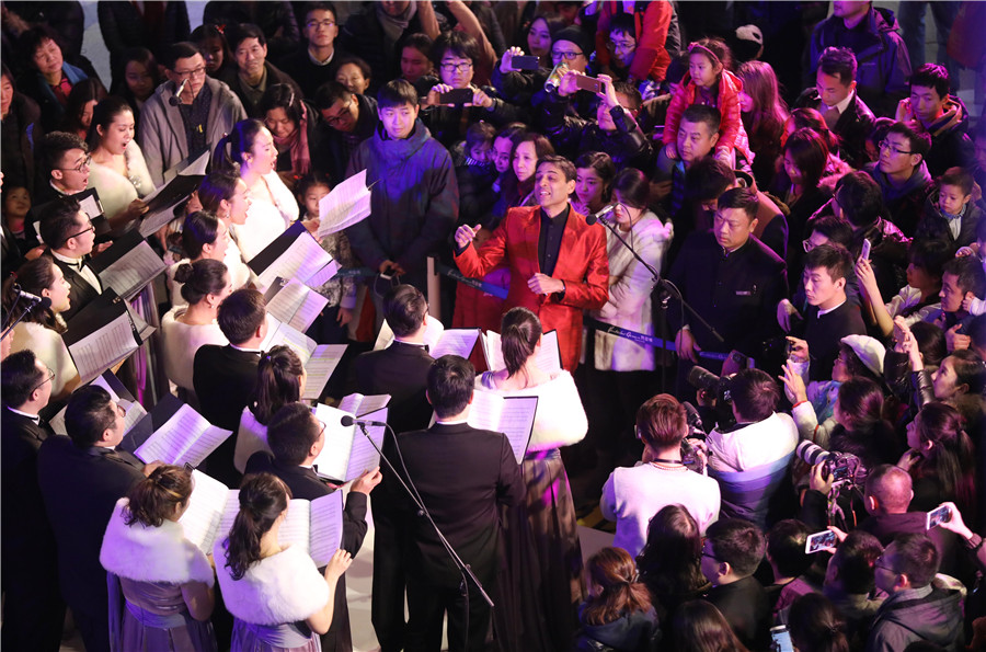 Flash dance, choir bring Christmas spirit to Beijing