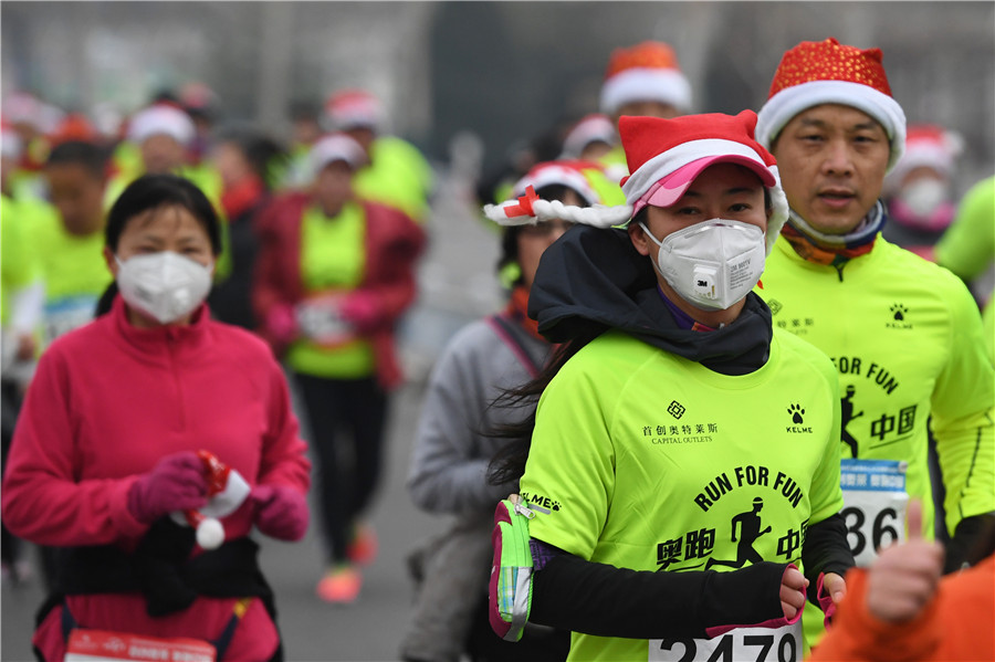 Flash dance, choir bring Christmas spirit to Beijing