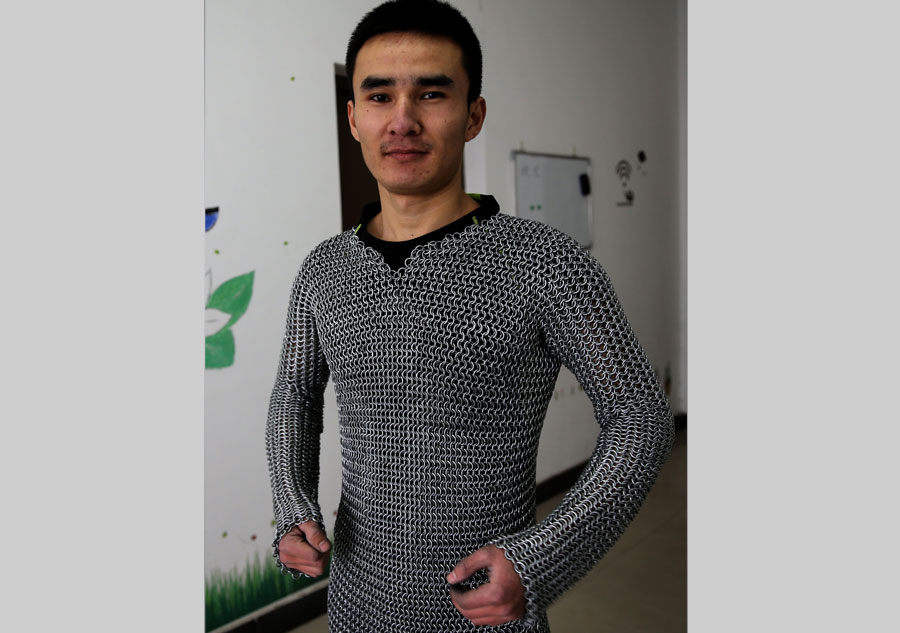 Student makes 20-kg chain armor with 12,000 rings