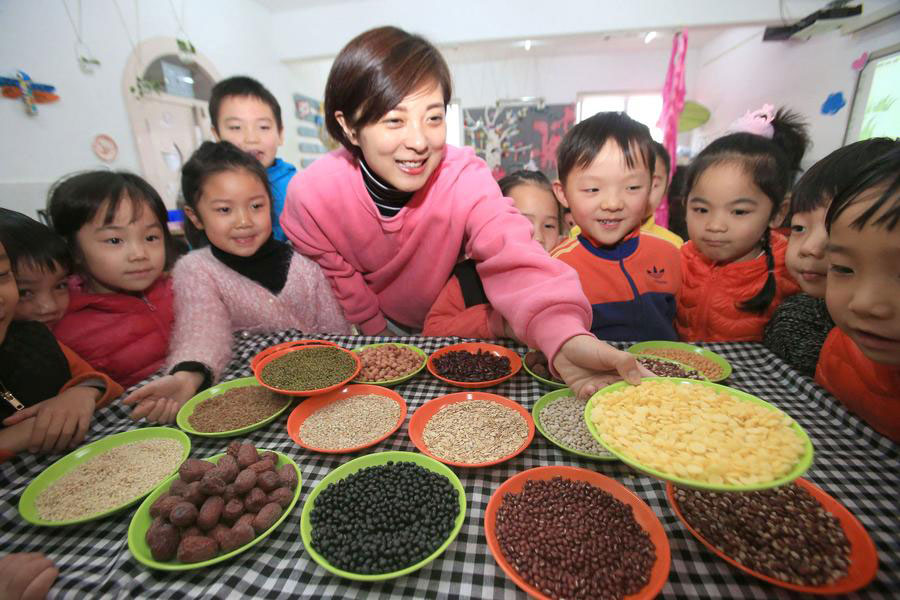 People prepare for Laba Festival across China