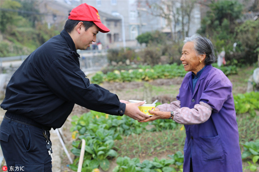 Chinese people mark festival with 'eight treasure porridge'