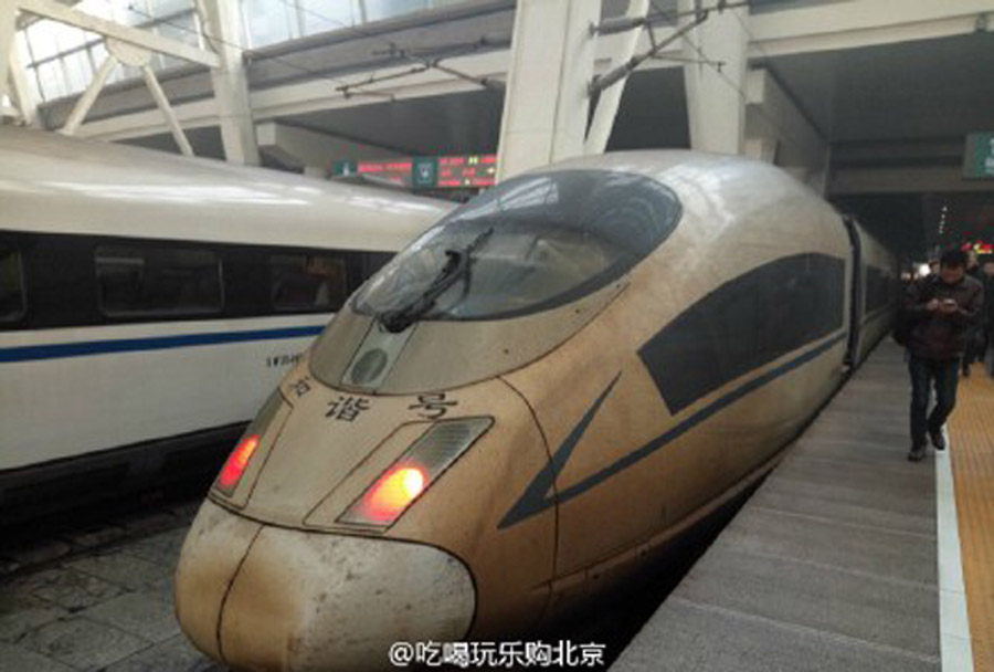 Smog changes color of high-speed train