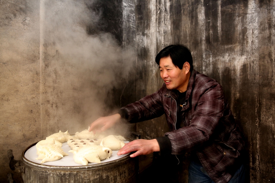 Man focuses life on intricacies of Chinese patterned steamed buns