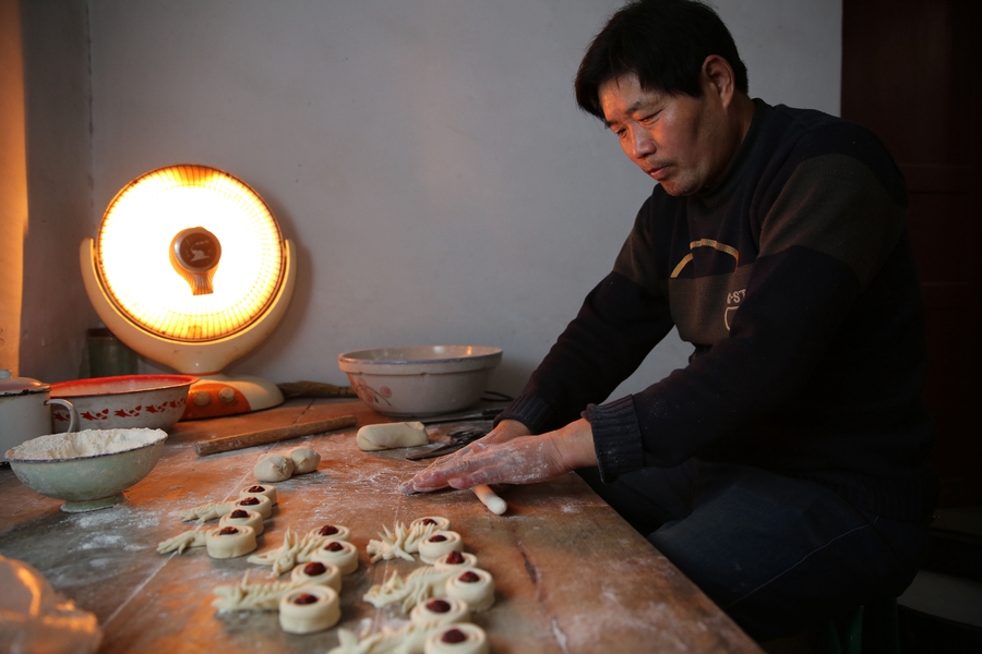 Man focuses life on intricacies of Chinese patterned steamed buns