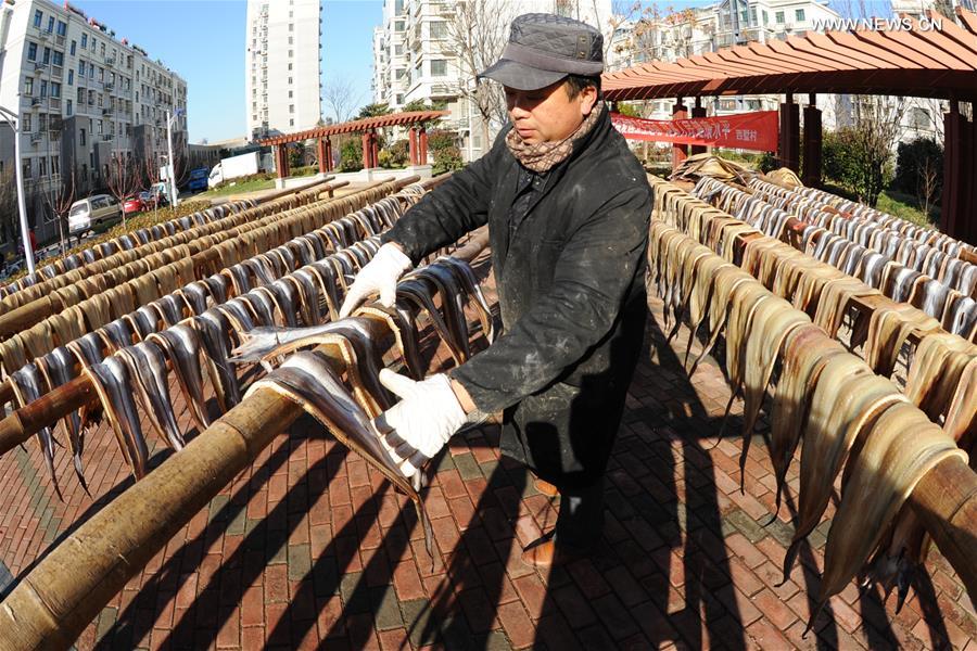 Fish dehydrated to greet upcoming Spring Festival in E China