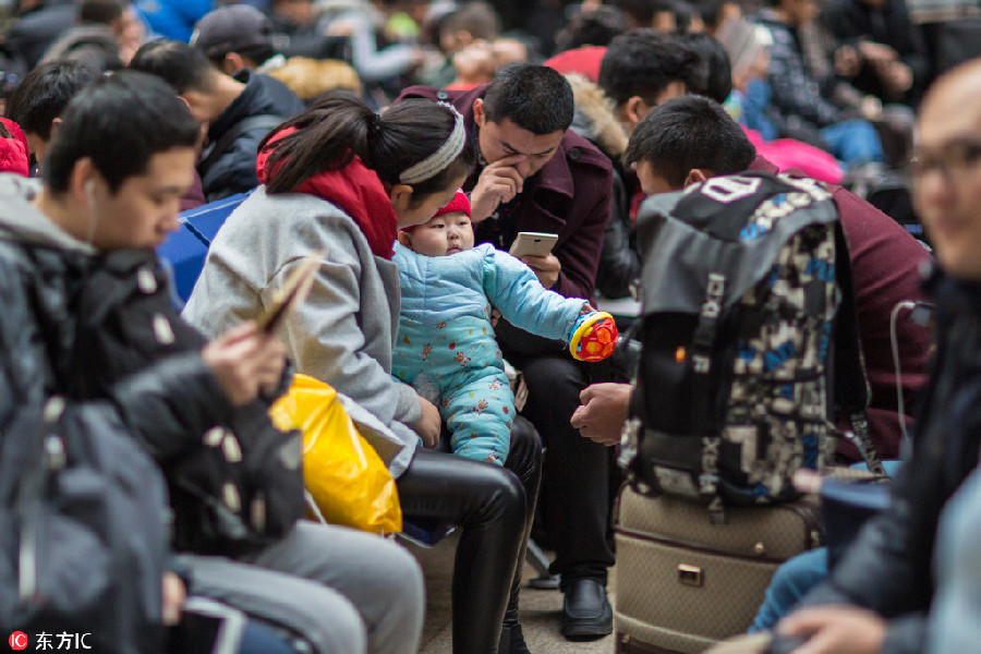 Spring Festival travel: Children head home