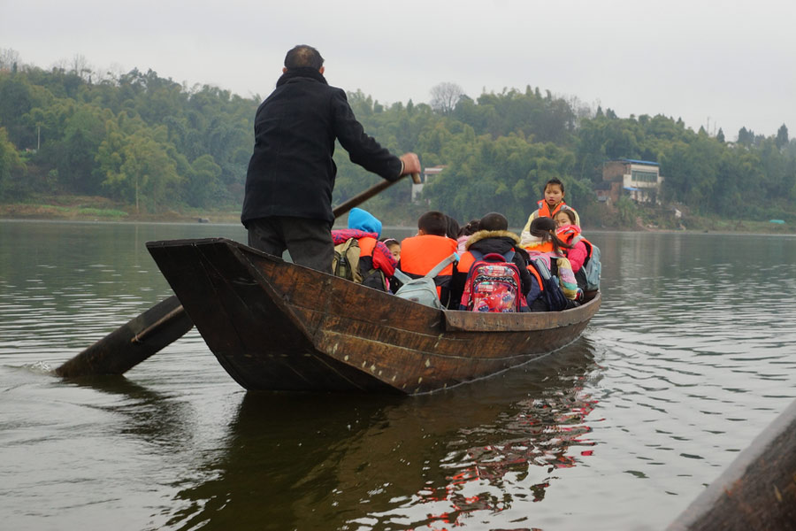 School commute: Teacher takes students by boat for 10 years