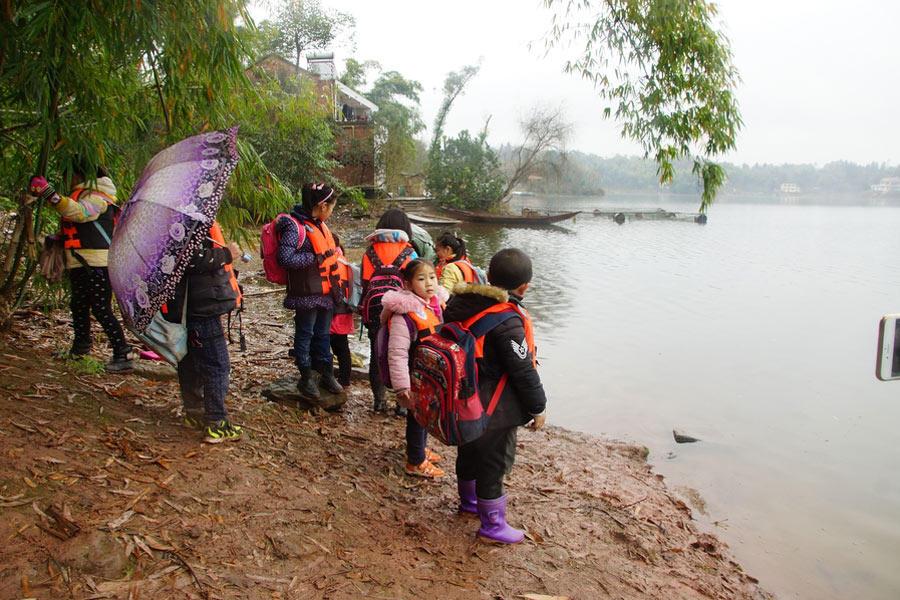 School commute: Teacher takes students by boat for 10 years