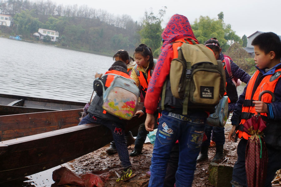 School commute: Teacher takes students by boat for 10 years