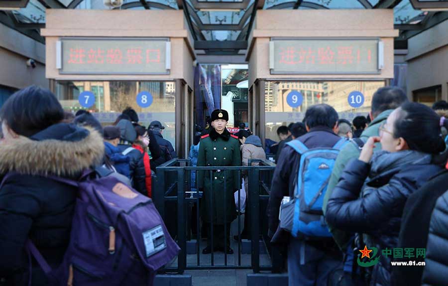 Armed police work Spring Festival travel rush in Beijing