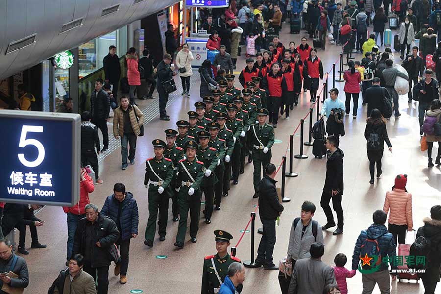 Armed police work Spring Festival travel rush in Beijing