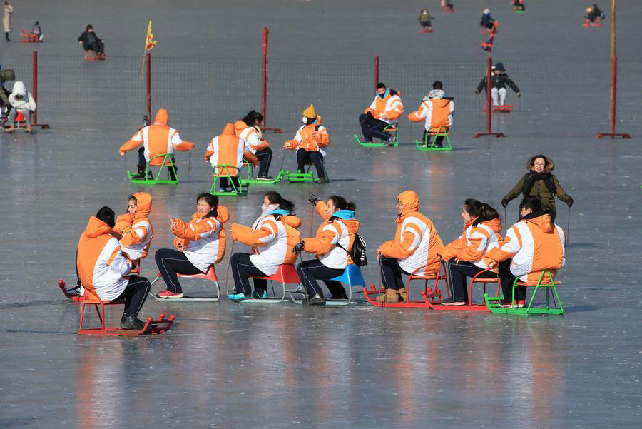 Park ice rinks open to public in Beijing