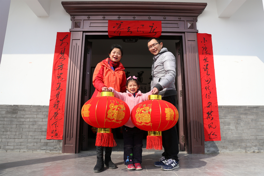 People across China greet upcoming Spring Festival