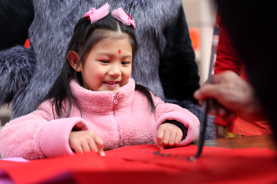 People across China greet upcoming Spring Festival