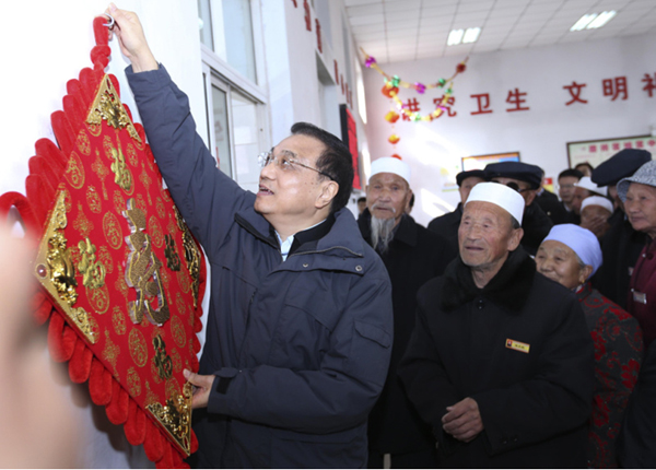 Premier Li gives villagers Spring Festival gifts