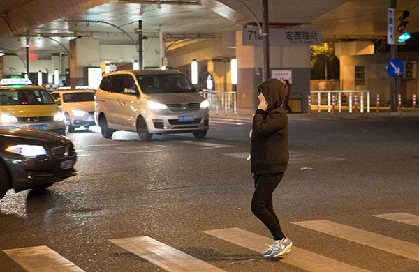 Shanghai mulls red line for jaywalking