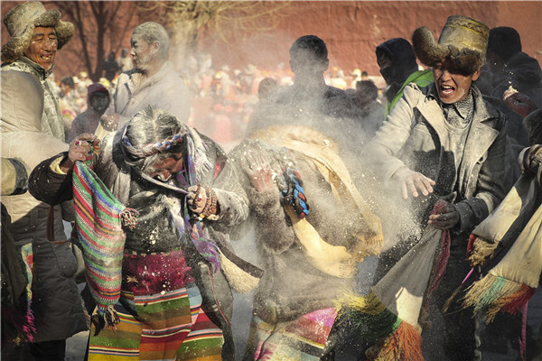 Snapshots of Chinese celebrating Spring Festival