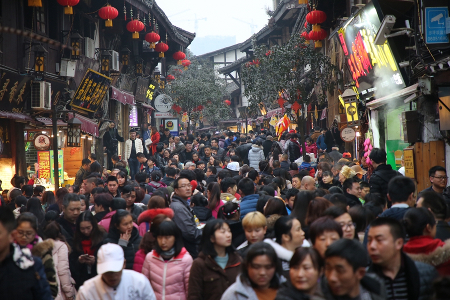 Massive crowds take over scenic spots across China during Spring Festival