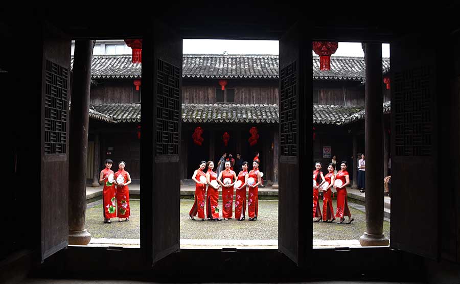 Ladies present <EM>qipao </EM>in Zhejiang province